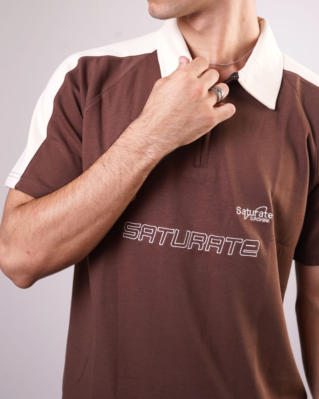 SATURATE ZIP-UP POLO - BROWN